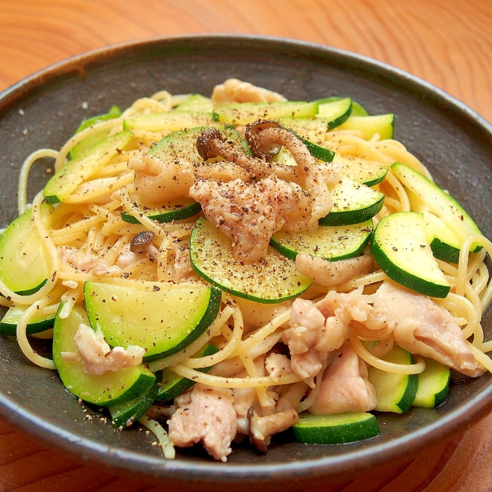 チキンとズッキーニのレモン風味パスタ